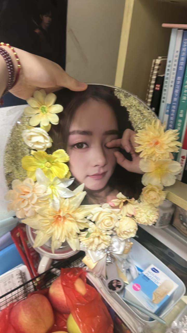 #赵丽颖[超话]#  明天生日，今天朋友给我做的大王扇，早期的颖宝 ​