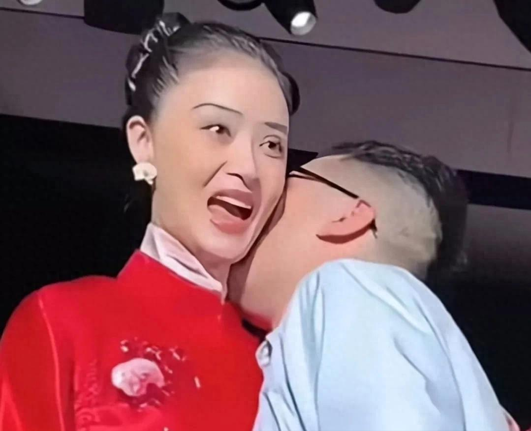 男设计师亲吻蒋欣脖子，她受惊大叫！男子身份被扒，网友吵翻了。

2026年10月27日，MESSENTIAL品牌大秀合影区，蒋欣穿红色新中式礼服站定，品牌主理人马凯凑近，嘴唇贴上了蒋欣的脖颈。

蒋欣的身体先于表情做出反应：后仰，嘴里发出一声短促的“啊”，手抬起来推了一下。然后蒋欣笑了，配合马凯拍完