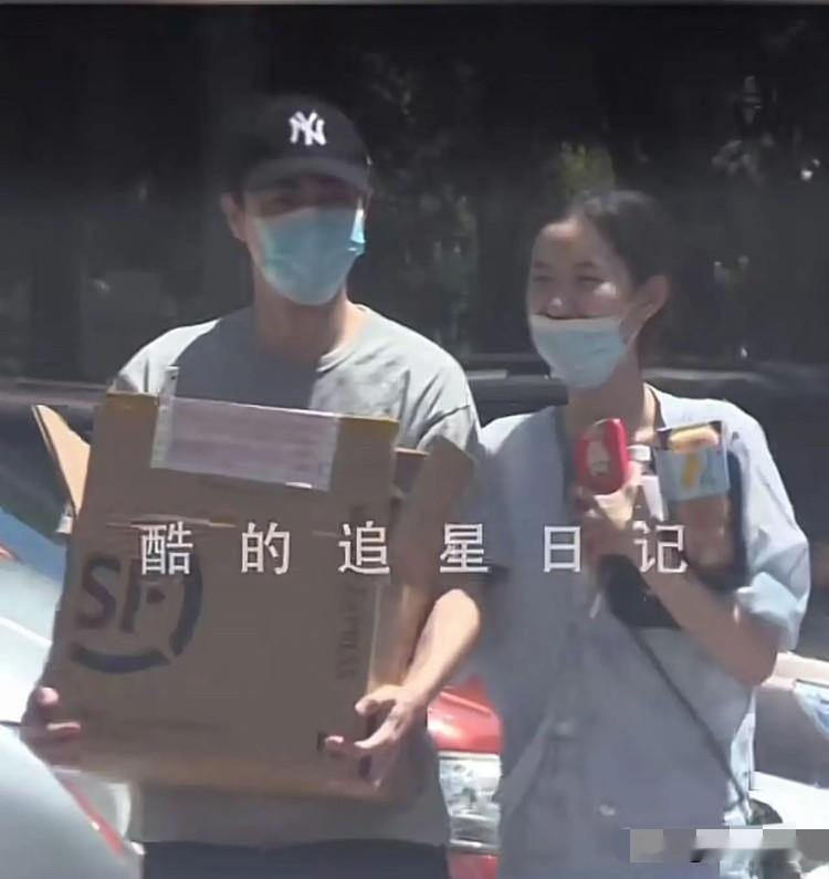 9月22日，热搜榜突然炸出一颗“深水炸弹”——有网友爆料称王玉雯和杨玏曾在北京大兴区民政局登记结婚，前年又离了，甚至连“登记编号”都给你安排得明明白白，放话“不信去查”。话题瞬间冲上前排，评论区一片哗然。可翻遍全网，没有官方记录，没有民政佐证，没有当事人承认，双方工作室集体沉默。

这事离谱在哪？把