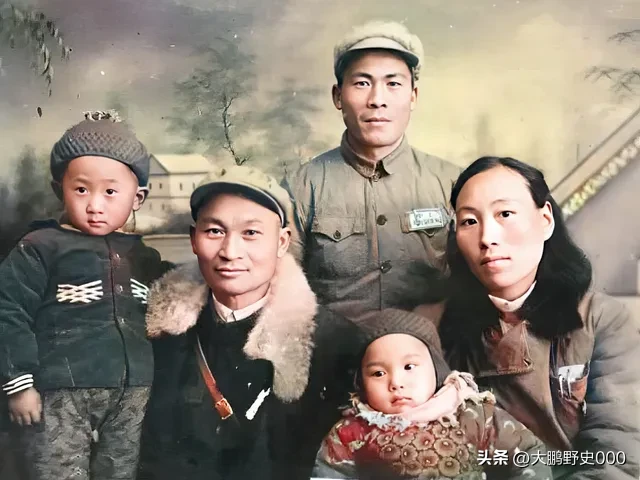 1954年王健林出生于四川省苍溪县，这是他5岁时的全家福，父亲王义全1933年参加红军，他与妻子抚养了5个孩子，全是男孩，王健林是老大。