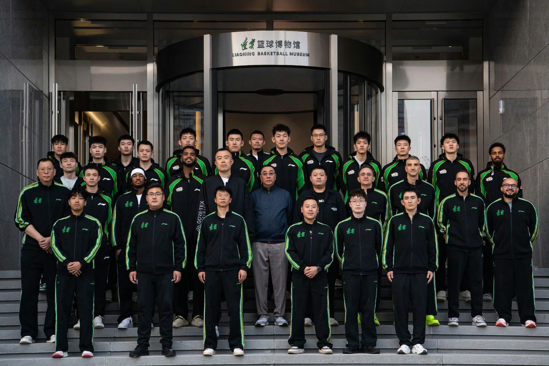 #辽宁男篮[超话]# 

前几天，新赛季的辽宁男篮出发了。

没有隆重的出征仪式，没有豪情壮语，只是在新开的辽宁篮球博物馆前，合了一张影。

可就是这张平静的合影，让不少球迷看了许久。熟悉的面孔少了，年轻的面孔多了，身后的“辽宁篮球博物馆”几个字，也让这张照片显出来格外的分量。那些我们还没 ​