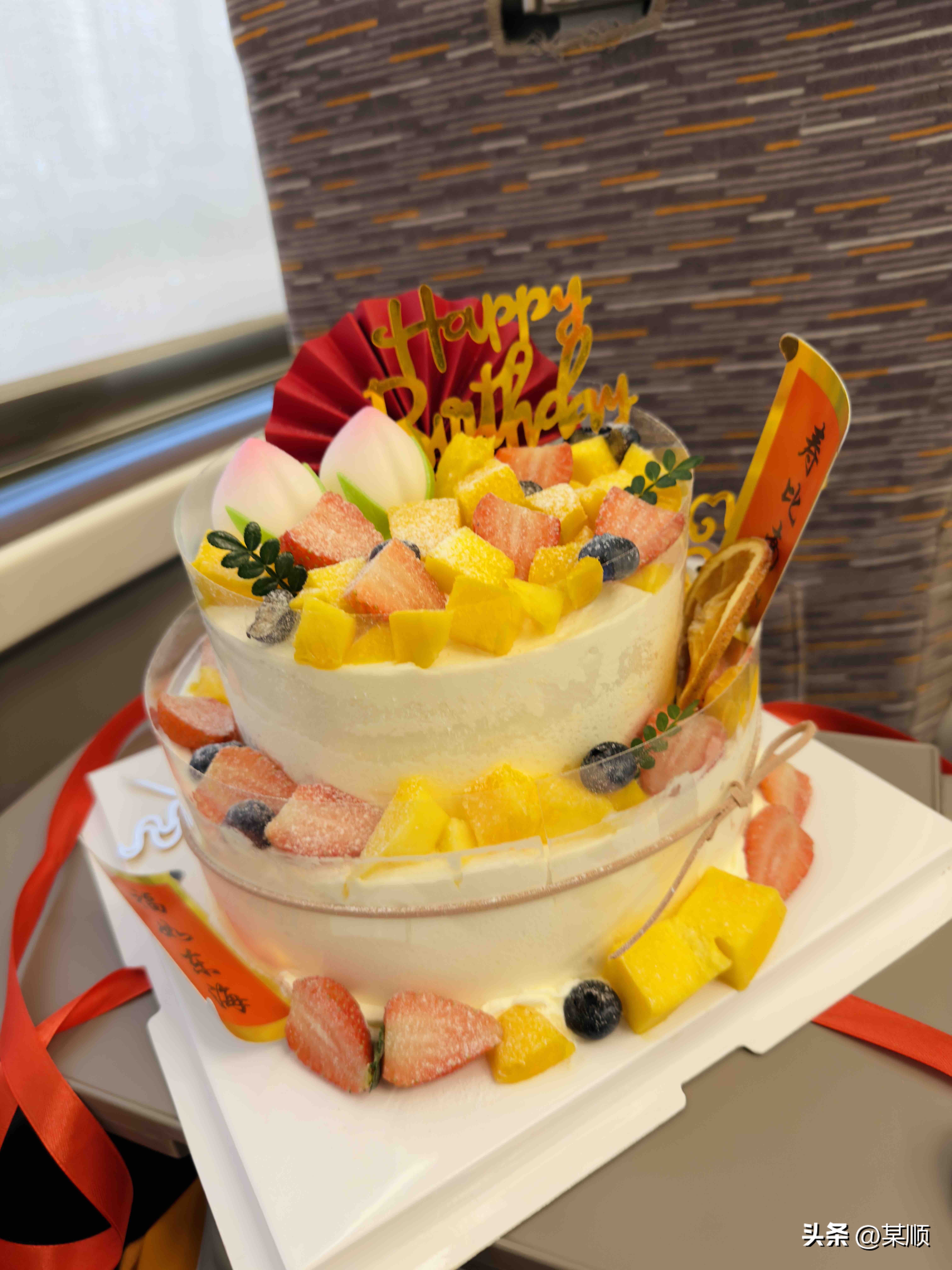 《那天在高铁上吃了个生日蛋糕》

那天是我爹82周岁生日。上车前顾不上吃蛋糕，到
