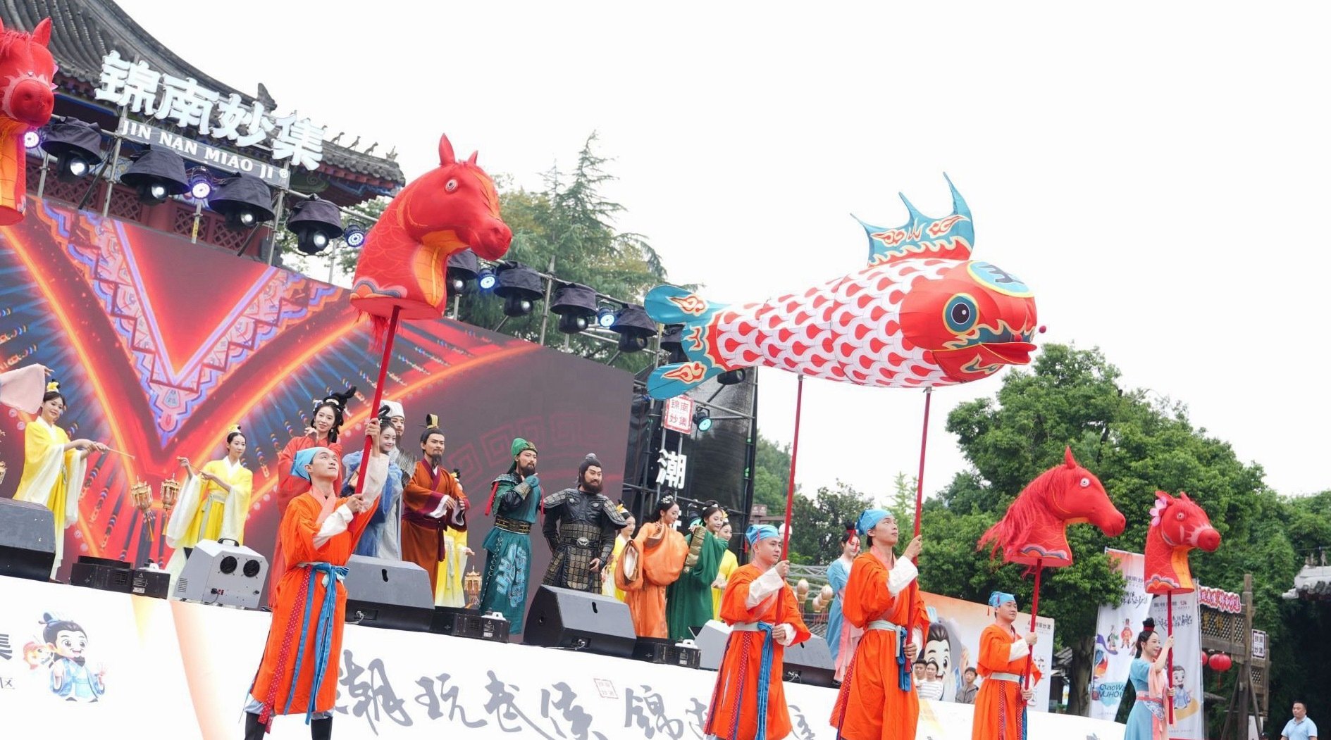 #武侯祠把非遗市集玩成了三国副本#晚上去应该更有感觉。白天看巡游、逛工坊，入夜乐队一开，川剧变脸和杂技轮番上，氛围直接拉满。

它聪明在用年轻人熟悉的游戏逻辑包装传统文化，不硬塞知识，让你边玩边记住三国和非遗。适合约朋友一起去解锁。 ​
