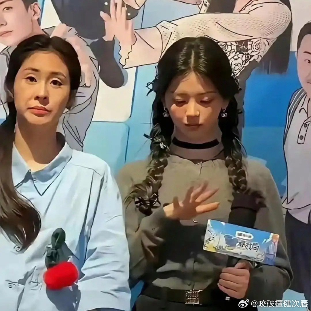 张碧晨和杨超越在没开美颜、没加滤镜的状态下，长这样。 ​