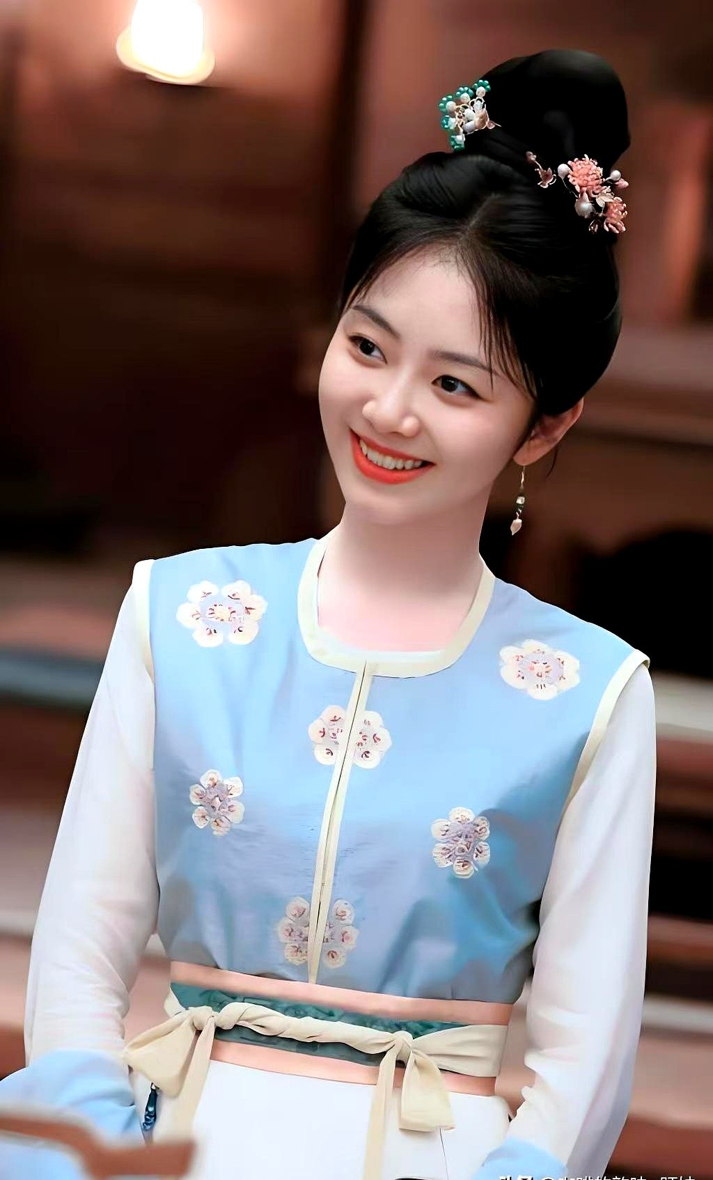 有些女演员跟谁搭戏都像拜把子，但谭松韵偏能把所有男主都拽进热恋期。

新剧路透里刘学义往她身边一站，那种护犊子的张力直接溢出屏幕。往前盘，任嘉伦的眼神拉丝，刘昊然的青涩偷看，甚至王凯、张新成，只要镜头推到她脸上，哪怕是干巴巴的台词，她嘴角一弯就能嚼出甜味。

这不是靠买热搜硬炒出来的。她身上有种罕见