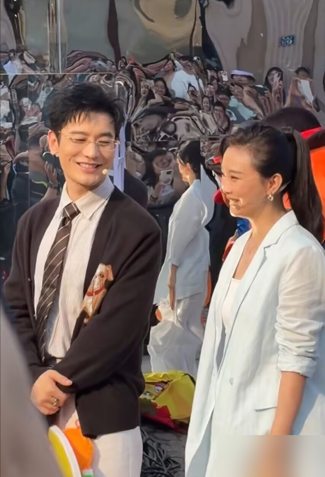 黄晓明考上博士，黄渤一句话就把他老底掀了。
青岛喜剧节，俩人同台。黄渤开口就是：晓明最近很努力啊，终于考上了博士，梦寐以求地成为了黄‘博’。台下直接笑翻。
黄晓明也不怂，盯着黄渤肚子就怼：渤哥再努努力减减肥，也可以成为黄晓明啊。
黄渤补刀更快：青岛最帅的两个人现在都站在台上啊。一个拿学历开涮，