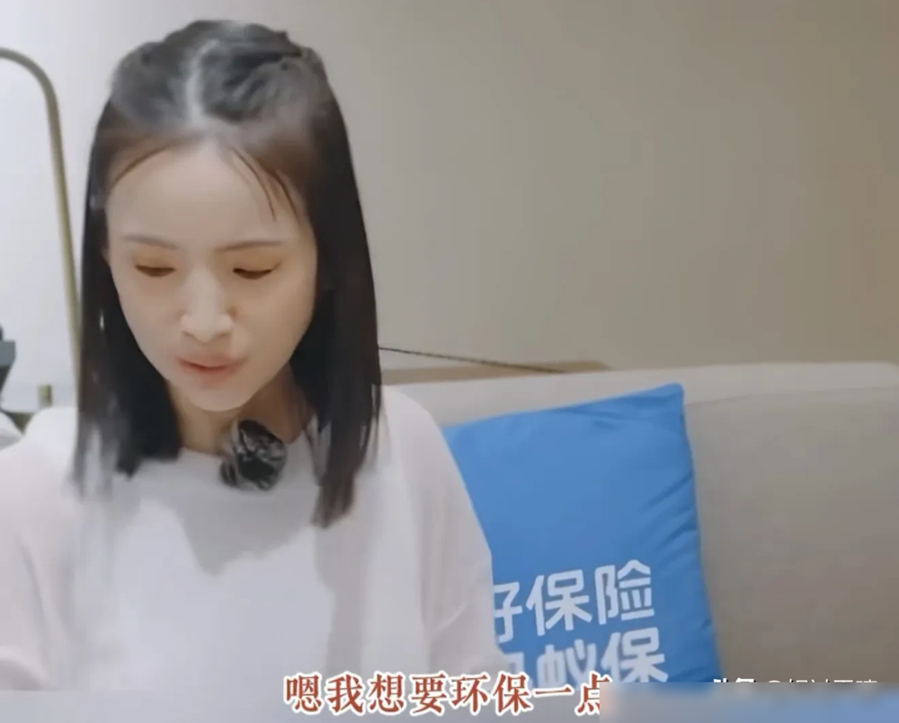 林依晨收拾旅行行李时，赵昭仪问她：你有没有带一次性的用品？林依晨：没有，我尽量少用一次性的，因为我想要环保一点，所以我大部分的东西都是可以重复使用的。
她这可不是随口说说的人设，人家私底下的操作更绝。连那种几块钱一件的轻便雨衣，她都是穿完带回家，洗洗晾干下次接着用。日常保养更是能省则省，出门连粉底