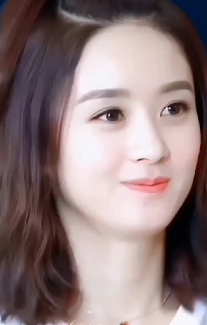 这位小姐姐笑容甜美，心情不错。赵丽颖！