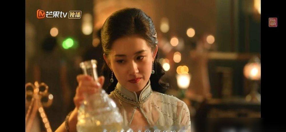 刚签十年卖身契就撕破脸，这姑娘是真敢。东阳心乐之甩出声明，说她私自接活，要追究到底。郭宇欣反手就怼，说压根没给过独家权，还欠着她片酬没结。两边都在走司法，一边说她违约，一边说对方赖账。可你看她，转头就上了《好雨知时节》30亿庆功直播，淡紫套装眼镜一戴，喊话同行良性竞争。红果新剧预约早破百万，长剧《玉
