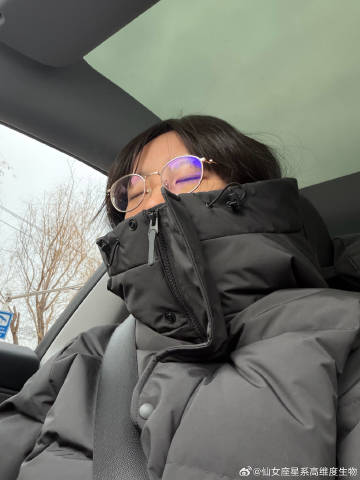 零下天气➕黑色长羽绒服➕座椅加热➕方向盘加热=等个红绿灯也要睡着了