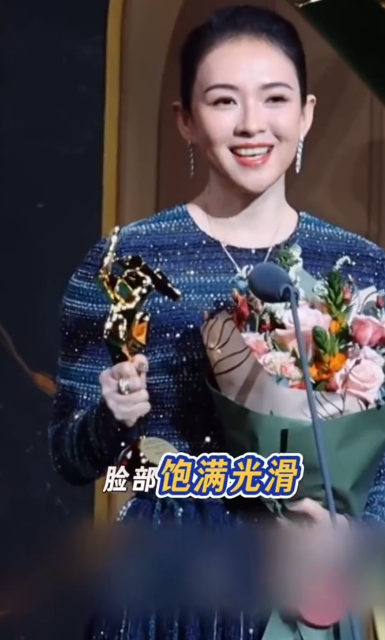 现在再看章子怡
突然意识到
当时三月份因长胖被怀疑，原来章子怡是为了作品保密，扛住了委屈
章子怡主动选择延迟回应，接受几个月的误解
优先保护作品，不提前剧透角色，尊重电影
章子怡愿意主动打破维持几十年的 “电影女神” 外形，主动增重，接受镜头下不再精致 
她一贯的职业习惯就是为了角色改变，早年《一代