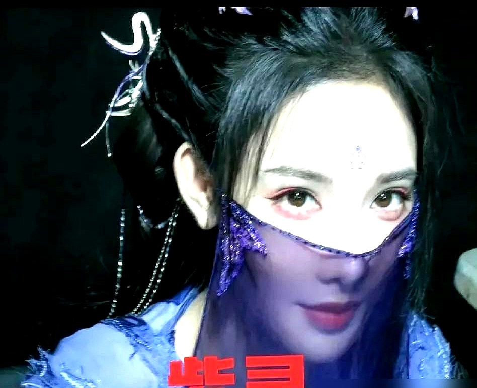 《凡人修仙传》第二季投资翻倍，剧本直接大改，原定的女主金晨被彻底踢出了局，戏份一刀切改道乱星海，连露脸的机会都没给留
 

第一季开播的时候，全网都在骂她太瘦太垮、没有半点修仙的灵气，剧方一声不吭，任由满屏弹幕对她冷嘲热讽，借着铺天盖地的争议把热度吃了个干干净净。现在第二季预算充足了，男一号稳如泰山