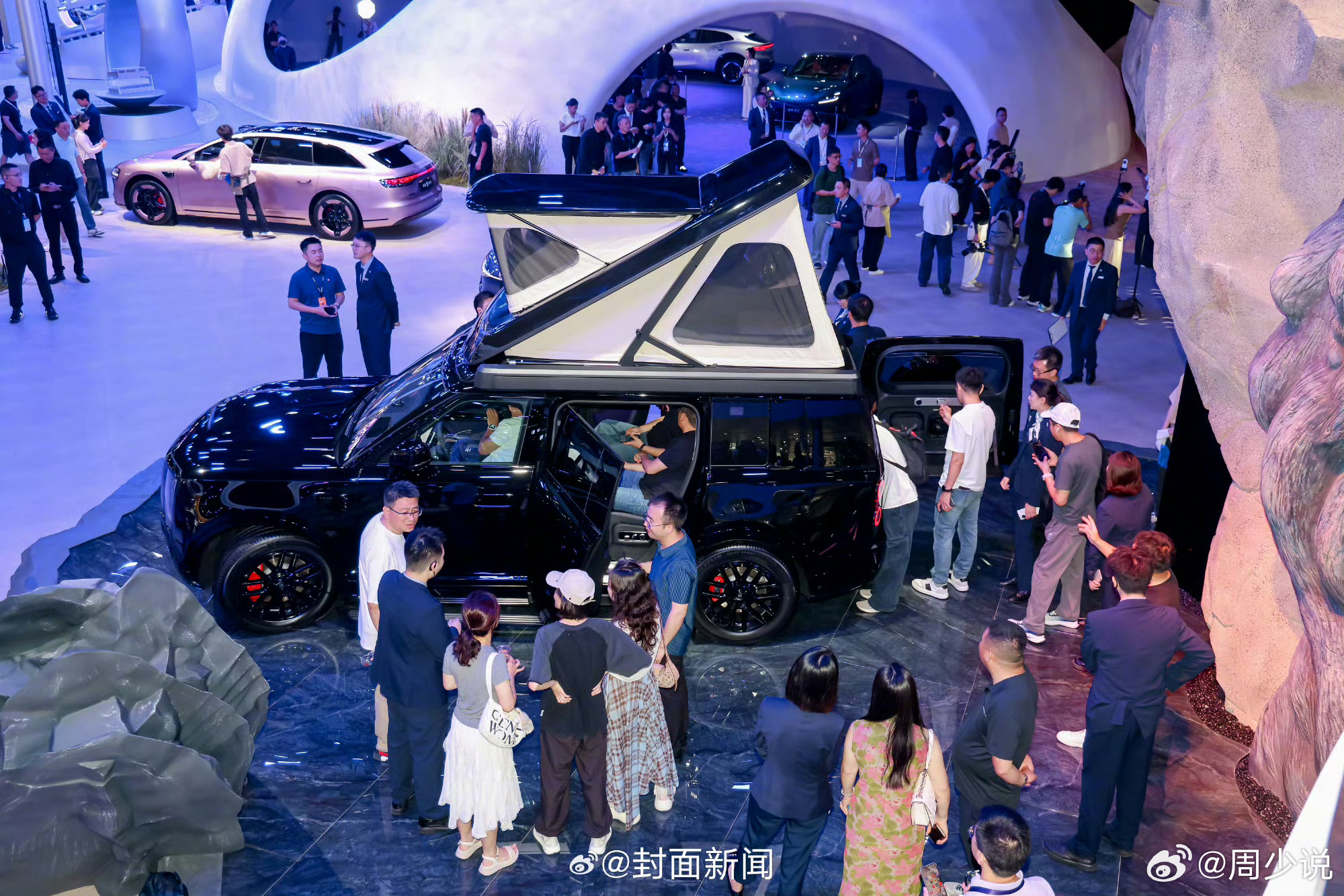 #享界G9试驾排队排麻了#近期，刚上市的享界G9彻底带热车市，全国各大门店客流爆满，试驾预约更是排起长队，不少家庭用户、户外爱好者专程到店体验。

这款车起售价42.98万，上市24小时订单就突破5000台。方正硬派的外观、细腻的真皮座舱、流畅的鸿蒙智能体验，还兼顾家用空间与轻户外能力，适配多数人 ​