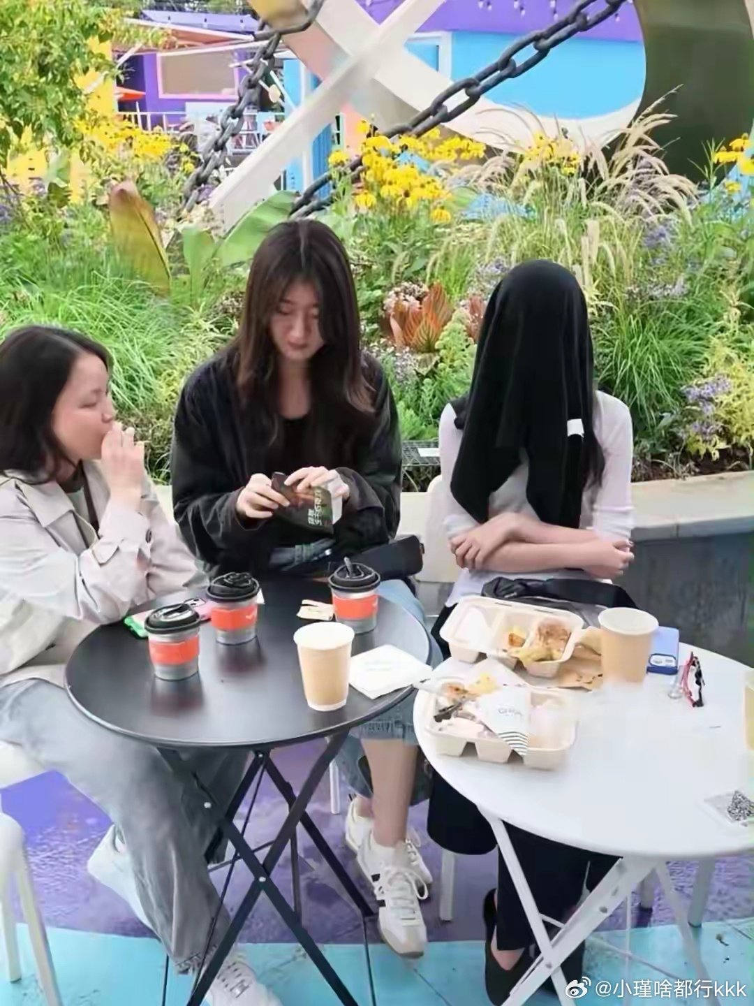 李亚鹏一家现身云南，19岁李嫣比堂姐矮半头，气质清冷很像王菲 ​