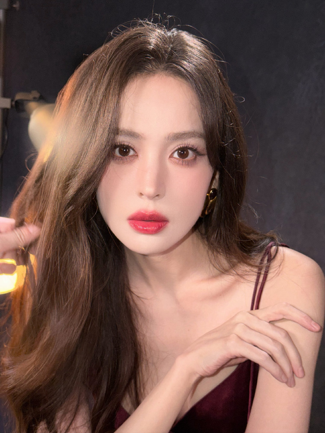 古力娜扎主演的年代谍战剧《醒来》正在央视八套和爱奇艺热播，她饰演的舞女金宝民国气质出圈，开篇即受热议。#古力娜扎[超话]# ​
