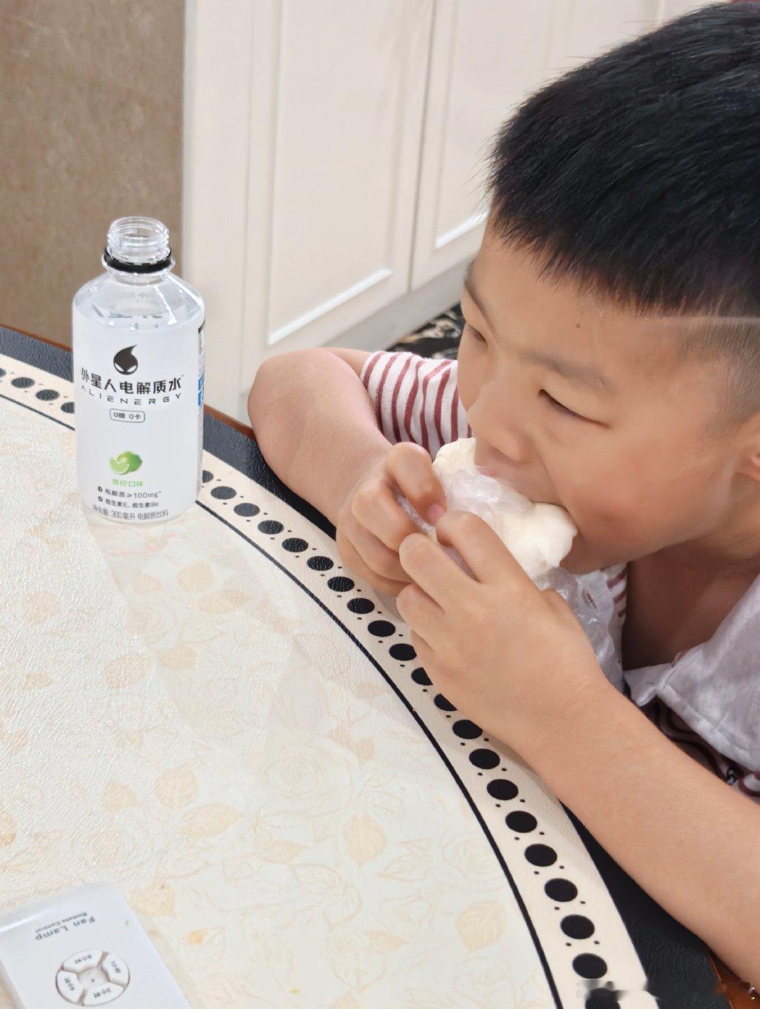 小沙在昨晚我到家时说
不吃汉堡了
男的就是如此善变
所以今天早饭是我起来电驴去买的
#拾荒老人领到42万养老金后打算搬家#
希望这样的新闻少看到一点 ​