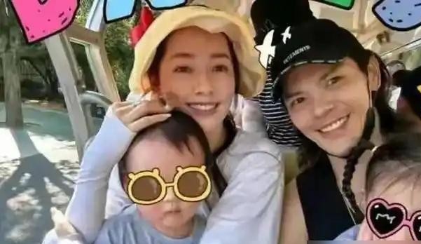 郭碧婷她爸在网上晒外孙的正脸照，直接把豪门婚姻里那点微妙的体面给撕开了。
有人在底下阴阳怪气地问向佐怎么又不见人影。
换作别家估计就装没看见，老爷子脾气上来了直接硬顶回去：
“他在不在，我孙子都帅。”
这话听着是真解气，但也真透着一股懒得遮掩的疏离。
画面里小家伙留着一头长发，都快垂到肩膀