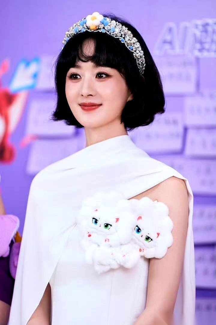 赵丽颖顶着个蘑菇头进了杜华和谢娜的AI潮玩大赛直播间，换来粉丝追着造型师喊引咎辞职。
这压根不是新剧宣发，是大病初愈后被谢娜磨了十几分钟才去露面的人情局。
工作室当晚只留下一句“在洗了在洗了，明天从头搓”，至今连个正经道歉声明都没出。
很多时候，看客比当事人更怕“掉价”。
现场置景简陋，打光也不负责