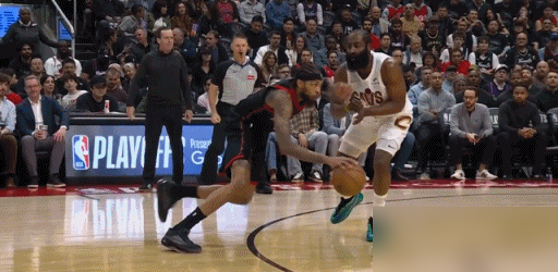 哈登轻轻一碰就俩罚球，约基奇被打到满脸血都没哨，你真以为是裁判水平不行...