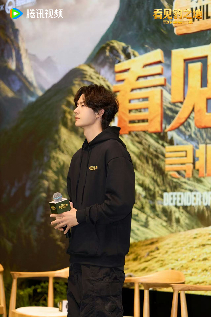 王一博消失半个月，粉丝在抢票，他在4200米蹲一只豹