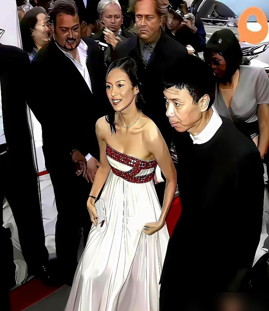 2006年多伦多红毯，章子怡穿条白裙子就去了，腰间系了个红结，妆涂得跟要上台唱戏似的。外媒镜头全怼她脸上，人群喊她名字喊到破音。
那晚她不是去合群的。冯小刚站旁边反倒像陪衬。别人走红毯靠礼服堆钱，她靠一张脸和一股老娘就是主角的劲儿。
签名、合影、转身、抬眼，每个动作都稳得吓人。没有半点讨好镜头的