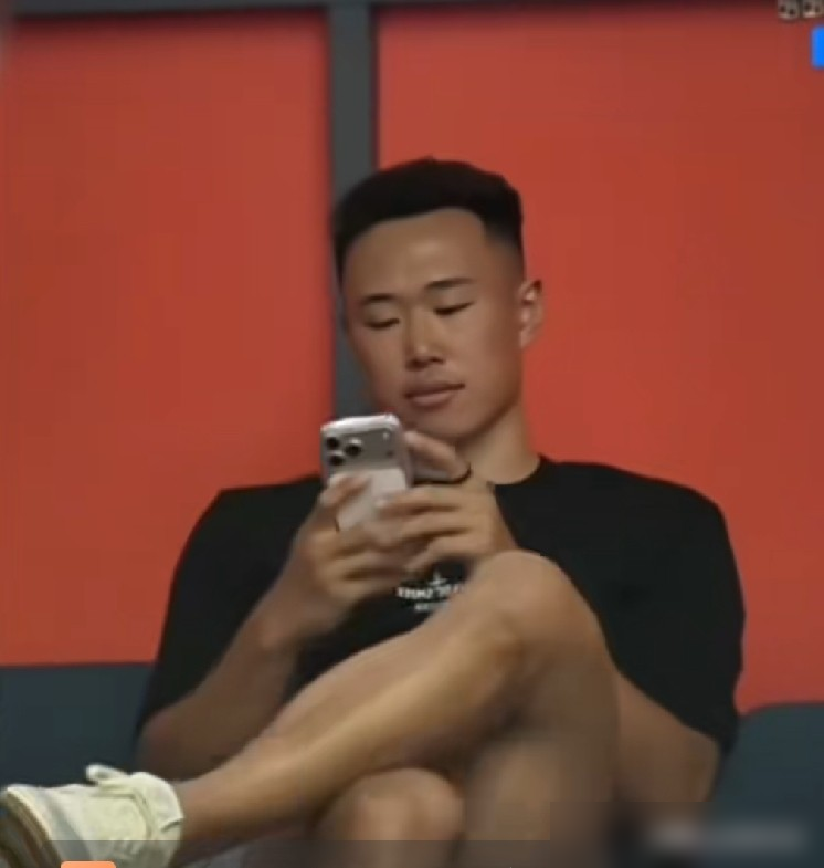 男篮MVP落选亚运会名单，转头坐上了女排决赛看台。
贺希宁没回北京，留在名古屋。镜头扫到他时，他正盯着6号位。那是龚翔宇。
他自己发视频说过，俩人在国家队集训时住同一栋楼，是邻居。门票不是买的，龚翔宇给的。原话是：她是我朋友，我非常崇拜她，也是她给我的门票。
一个落选国家队的顶薪后卫，一个女排