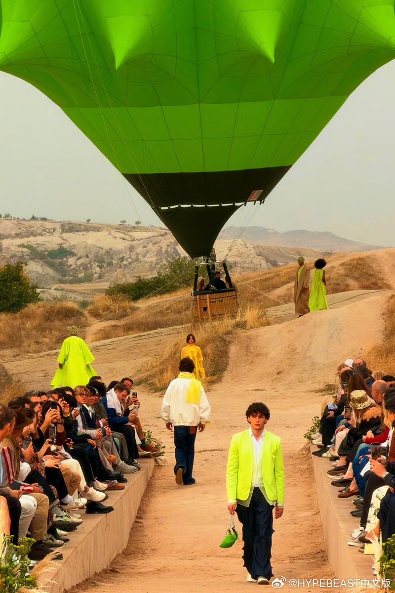 【Les Benjamins 与 Apple 携手于土耳其时装展呈献「From Earth to Sky」】

星期三，Les Benjamins 与 Apple 携手呈献全新系列，于土耳其卡帕多奇亚展现「From Earth to Sky」的壮丽景象。这场由法国电影制作人 Neels Castillon 以 iPhone 18 Pro Max 拍摄的时装展，标志着 Bünyamin Aydın 扎根伊斯 ​