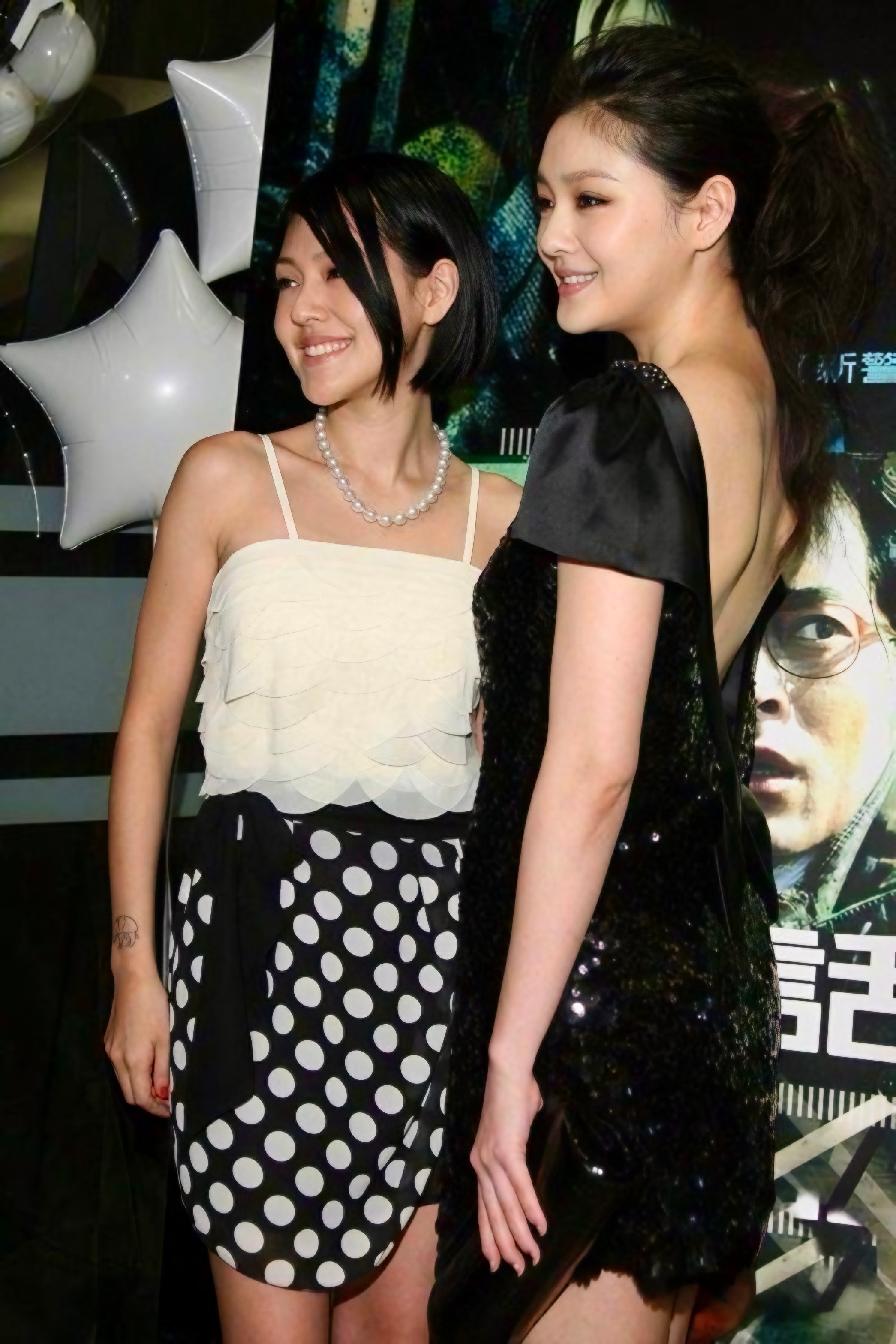 2008年10月9日熙媛32岁生日，小S花超过40万元台币（约港币10万元）为姐姐筹备生日派对，邀请百位亲友。先用晚膳，包场观看《保持通话》，再到夜店开生日派对。大S一出戏院即乘坐劳斯莱斯加长礼车，花童洒花瓣，又有4位男模大放礼炮。侯佩岑盼大S暂不要嫁人。
新闻链接:
小S很爱姐 ​