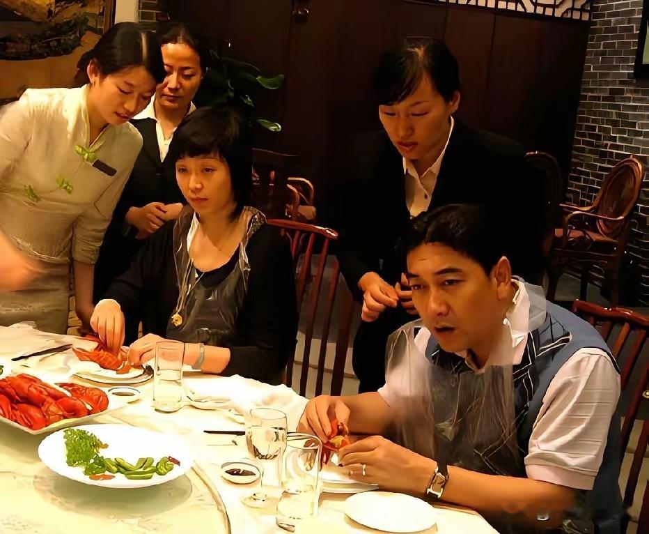 2008年，南京一家餐馆里，水均益和妻子杨迪坐在桌前吃小龙虾。桌上是热腾腾的小龙虾，两人戴着一次性餐膜，身旁还有餐厅工作人员。这本来就是一个很普通的用餐瞬间，可当镜头靠近时，两人的神情却明显变得不太自然，也让这张照片多了几分真实的生活感。