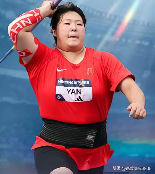 严子怡昨夜并非败给“日本之花”，而是输给了伤病。她才刚满18岁，尚且是个稚气未脱的孩子，长期高强度的训练早已让她满身伤痛。中国能培养出一位田径世界级选手实属不易，别为了迎合大众的期待就做出拔苗助长的事，到了该休整养伤的阶段，万万不可带着伤痛坚持训练。