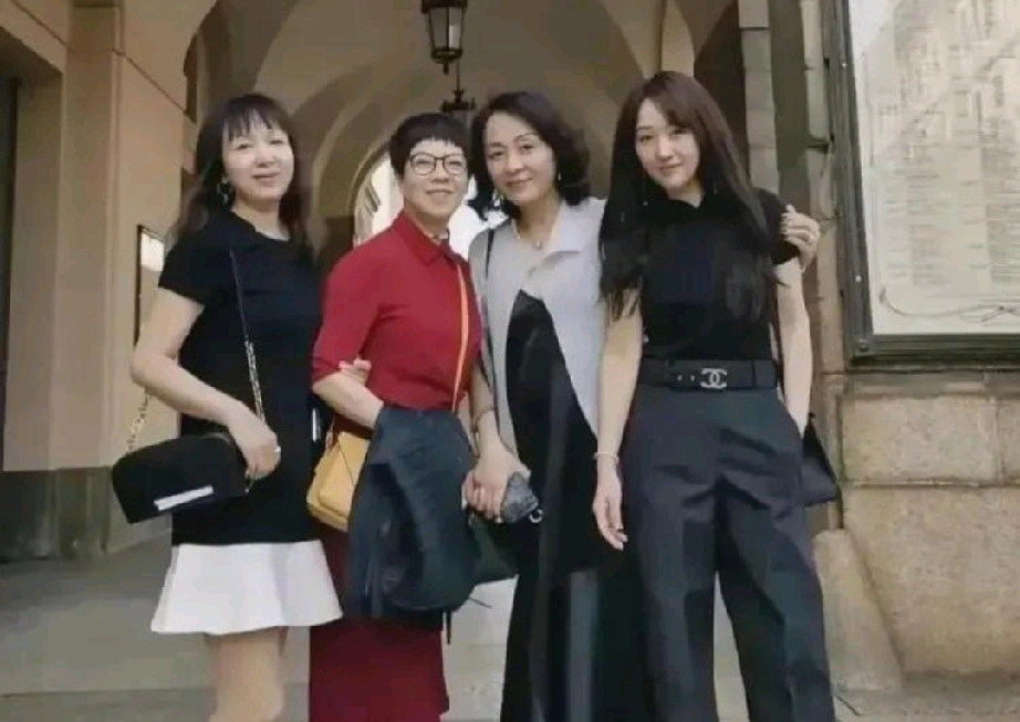 杨钰莹米兰同框高中同学，同龄人的差距一眼看出来
 
        2024年，杨钰莹和几位高中老同学相约欧洲旅行，在意大利米兰斯卡拉歌剧院拱廊下拍下合影。

       同样是同龄人，岁月在杨钰莹身上仿佛按下慢放键。她气质温婉柔和，状态轻盈，少女感十足，和身边同学对比格外亮眼。