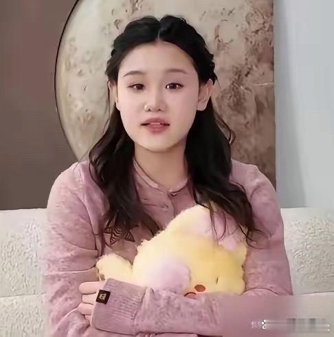 17岁拿奥运金牌，21岁宣布退役，￼张家齐⁠￼￼把国家队那层窗户纸捅破了。

她在采访里直接说，队里根本没有固定闺蜜，全是阶段性朋友。一起吃饭，可能就是抢同一个名额的对手。发育关一来，身高体重全压不住，空中翻不动了，入水水花也收不住。￼陈芋汐⁠￼￼￼全红婵⁠￼￼往那一站，她连单人台都站 ​