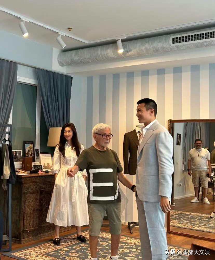 朱珠陪同老公前往国外工作，老公王昀佳不仅长相帅气，身材比例也十分出众，不得不说，朱珠挑男人的眼光也太好了吧！