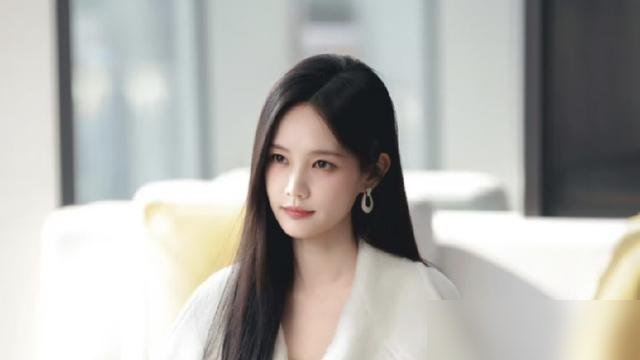 李一桐新剧演“江浙沪独生女”，被骂惨了，说她恋爱脑、没危机感，跟现实里精明的独生女差了十万八千里。结果戏外采访她自己爆了，被骗过六七位数，感情也被坑过。她说这辈子不会再借钱给任何人。你看，现实里的李一桐吃过亏，戏里的余梦也正在被“完美赘婿”算计吃绝户。剧本不是瞎编，是太多独生女真没被教过防人。家里宠
