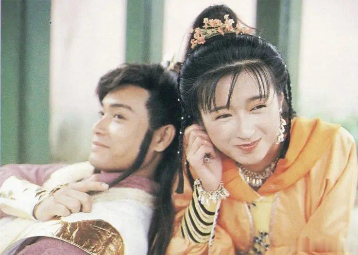 港剧奇幻《日月神剑》全2部
主演：张卫健 / 郭晋安 / 杨羚 / 颜仟汶
1080 国语中字 
找剧看居然看到了这个！！！！！！！！小时候的神剧啊，啊日啊月，，必须重温啊
那时我还年纪小，发生了什么不知道——只记得，有一首歌很好听，绝对是90年代的舞曲风格，那首歌的旋律至今我还能哼哼，没错，它就是日 ​