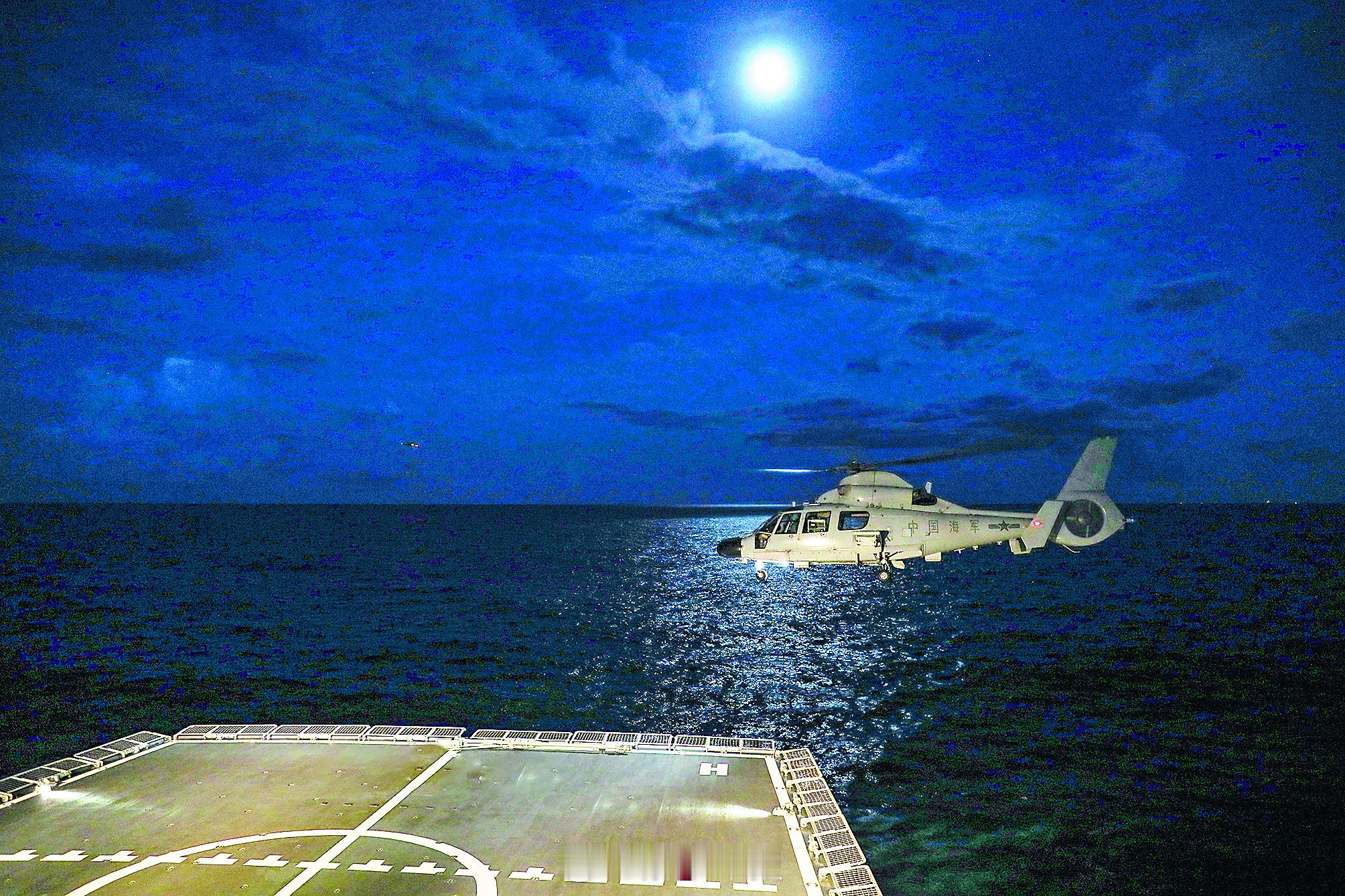 【暗夜振翅巡海天——海军航空兵某团开展下半夜飞行训练见闻】夏日子夜，海...
