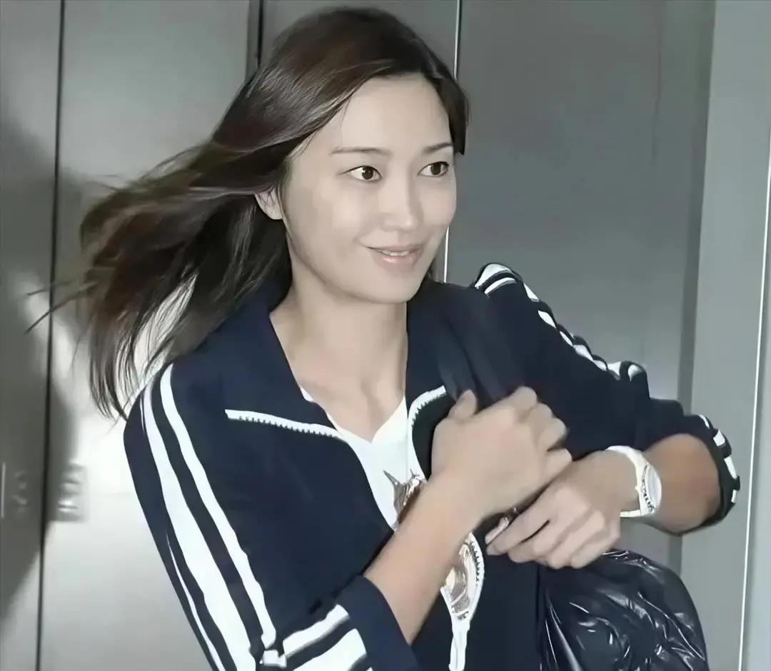 很多人以为当年港姐三料冠军退圈当家庭主妇是“恋爱脑”，但卢淑仪用这三十年把日子过成了让人羡慕的模样。
李克勤前阵子给妻子庆祝52岁生日，照片里的卢淑仪没有豪门阔太那种浑身堆满珠宝的紧绷感，头发剪得干干净净，穿件素色衣服坐在家人中间，脸上的笑意特别自然。
谁还记得1992年那个在台上大杀四方的19