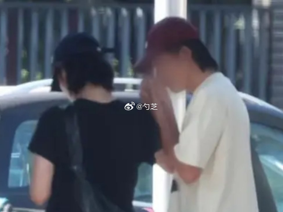 白百何街头与陌生男子牵手举止暧昧，和张思麟上回露面还是前年看来有新情况[吃瓜] ​