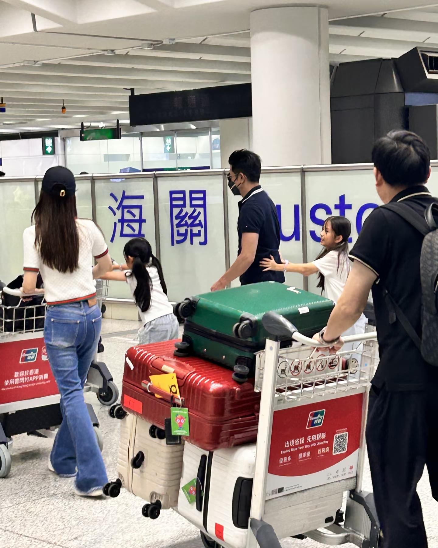 郭富城方媛一家回港，浩浩荡荡一行人！方媛父母，还有一个保姆阿姨，抱着最小的宝贝，有一说一，方媛是幸福的，从感情上来说，郭富城对她确实很专一，从来没有听说他有什么花边新闻，从物质层面来说，她跨越了阶级，成了天王嫂，她的女儿们以后就是港圈千金，她还把父母从安徽老家，接到香港一起生活，估计老两口怎么都不会