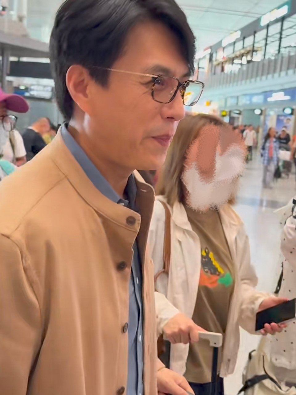 靳东作为丝路大使出席西安第十三届丝绸之路国际电影节开幕式现场，在机场出发时被网友偶遇了，你觉得他状态如何？ ​
