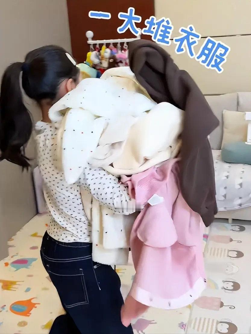 董璇把女儿不穿的衣服全部捐出，母女俩整理出一大堆！皆是大牌！ ​