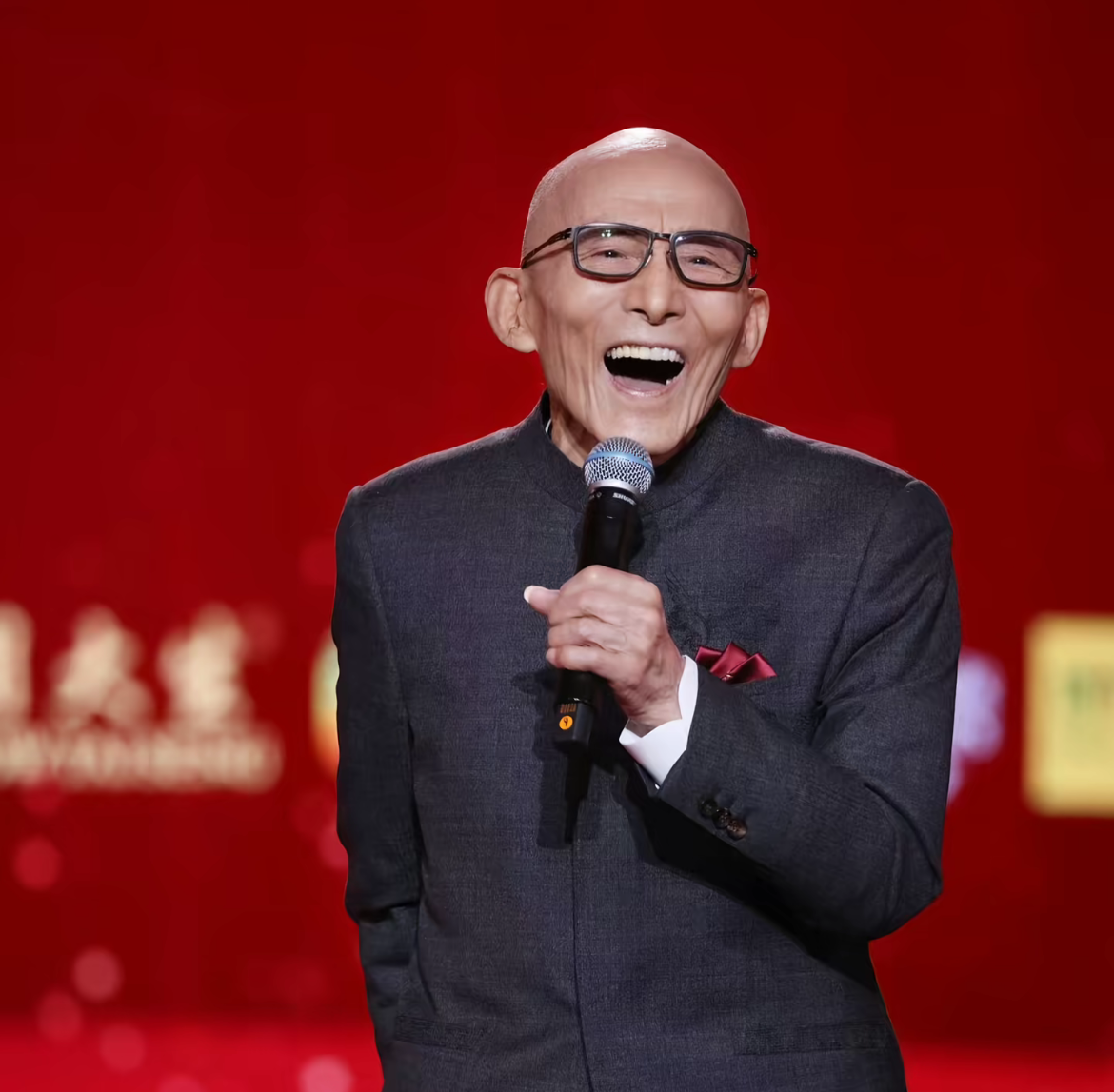 “济公”游本昌追悼会时间确定！
孙女发文悼念，并晒出一张温馨的照片，原来书中还有一段“劝诫”也让很多人幡然悔悟。

9月24号中午，央视新闻曝光悲痛消息，著名表演艺术家，曾演活“济公”这一角色的游本昌不幸去世，享寿93岁，8天前刚过完自己的大寿。
噩耗传出之后，游本昌的女儿也通过媒体发声，透露游本昌