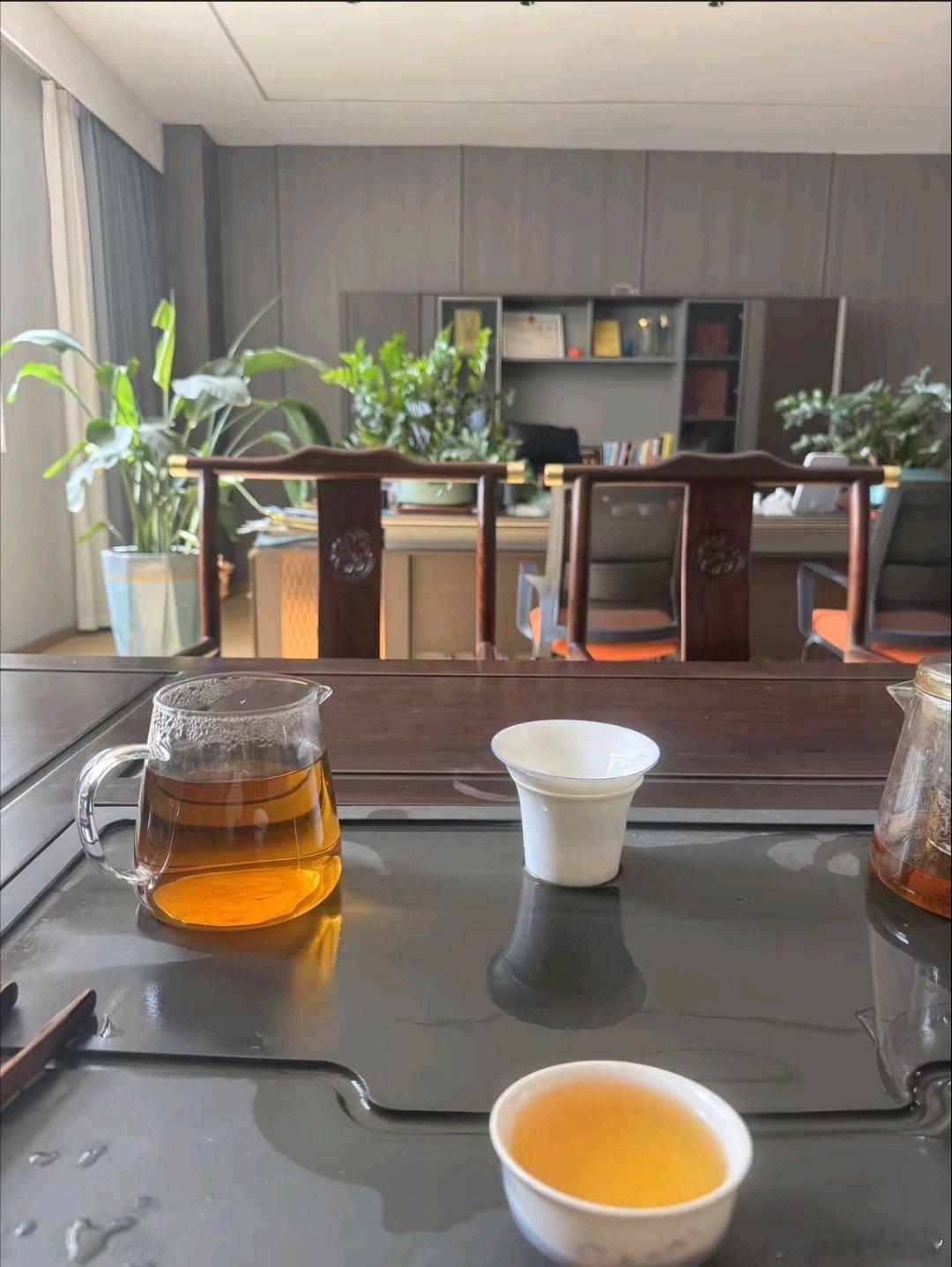 小L对于大盘全面总结以及科技简说#财经每日必读[超话]##大a##我的成长纪念##理财# 
今日A股三大指数集体低开，全天弱势震荡，8月收官整体表现偏弱。沪指小幅收跌，深成指、创业板指跌幅更大，小盘股波动明显。市场整体赚钱效应偏弱，资金避险情绪浓厚，多数板块回落，仅煤炭、硬核科技等少数赛道逆势走 ​