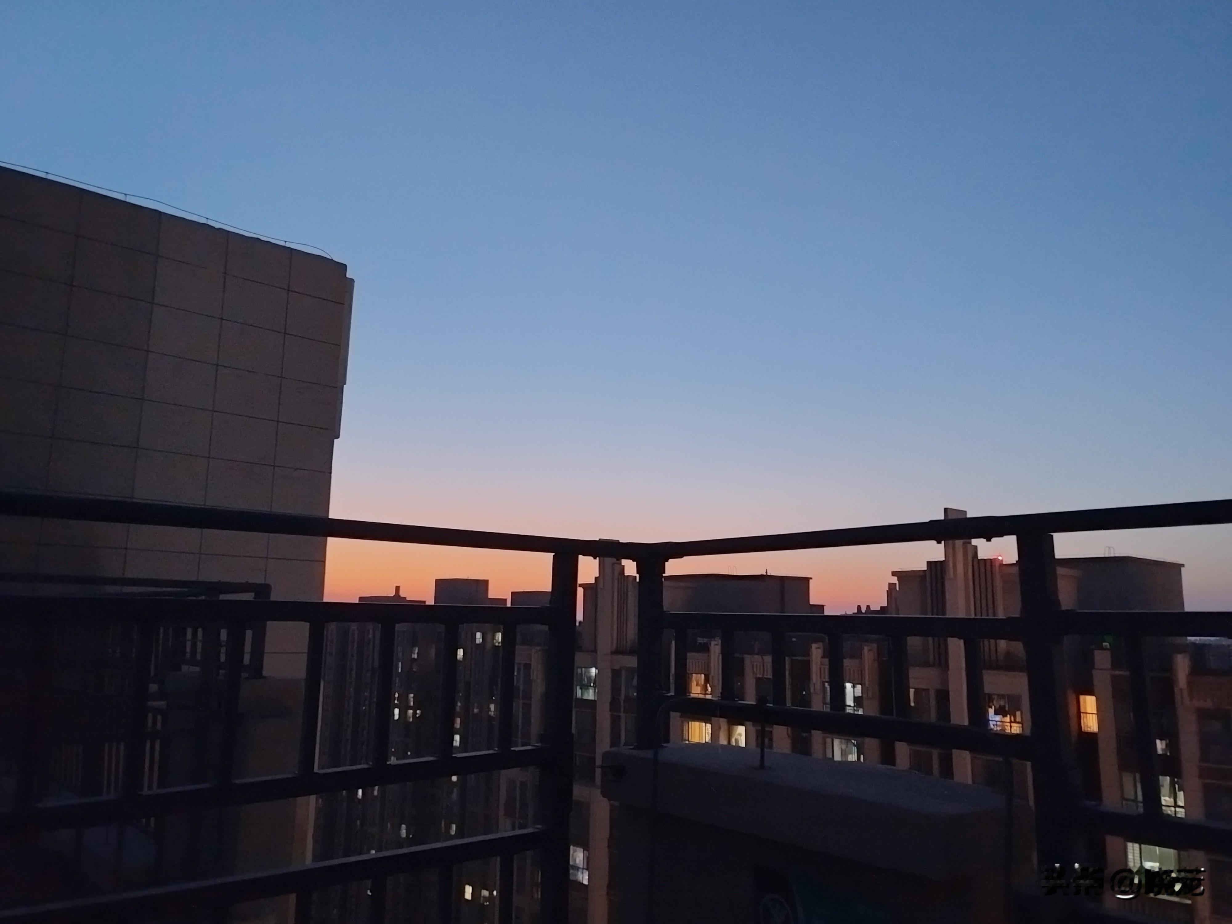 书是分年龄的，大学时期也曾看过《基督山伯爵》，只是粗略翻看了一下，也只记得是个复仇的故事。

如今再次看这本书，首先赞叹的是作者的写作技巧，谋篇布局非常紧凑，情节跌宕起伏，让人读起来爱不释手，除了个别关于政治的情节快速跳过，其他都一字不落看完。

我觉得一本好书必然是能引起共鸣的，而且最后是留给人思