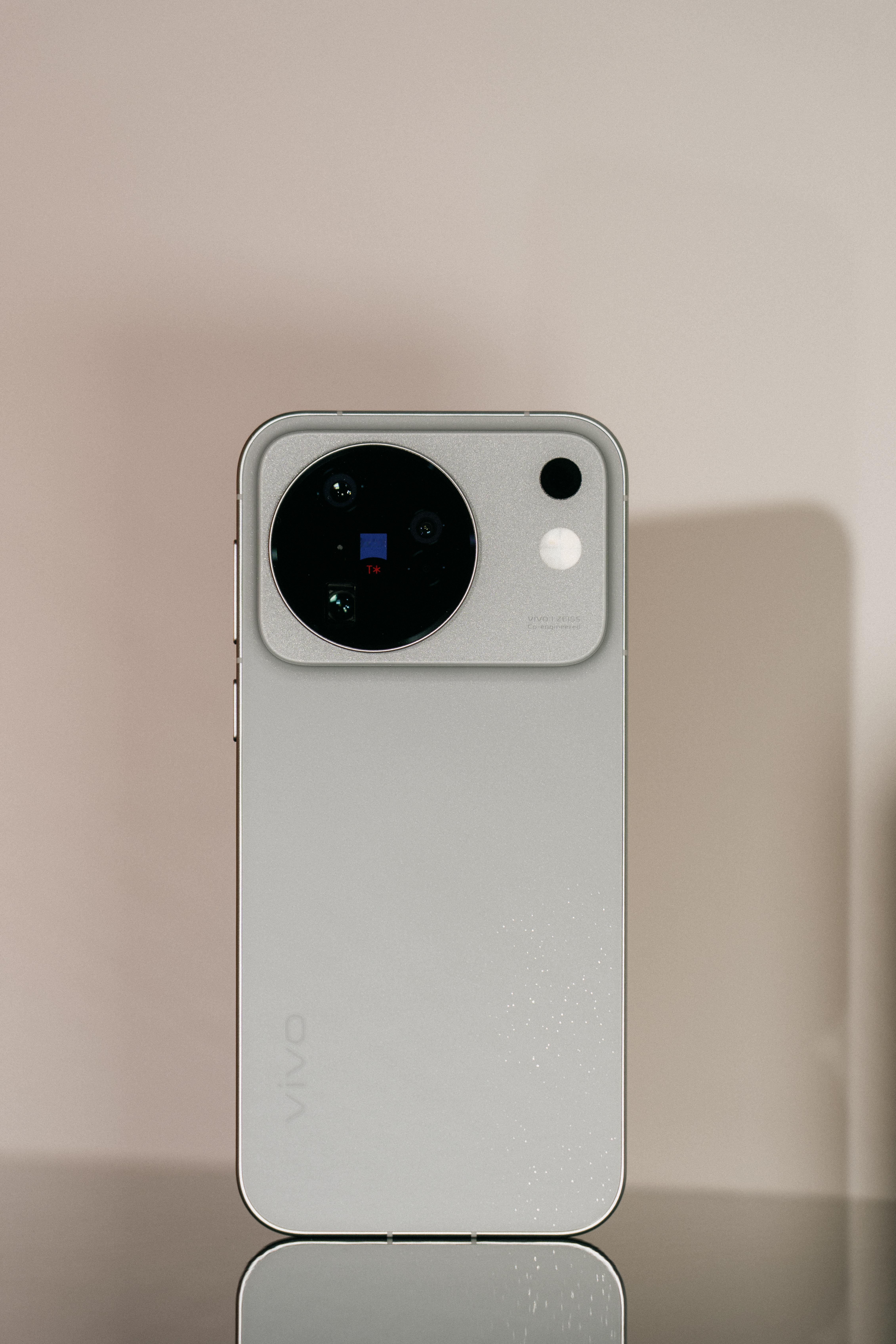新品 | 我派已经提前上手全新的「大地回声」配色 vivo X500 系列新品，实机呈现着一种克制的银灰色，配合玻璃与金属的材质组合，整机质感利落，

官方给「大地回声」的寓意是旅途中与世界的共鸣，转动机身时，玻璃背板里会浮出细碎的闪点，像沙土里偶尔反起的光。你觉得这个设计怎么样呢？ ​
