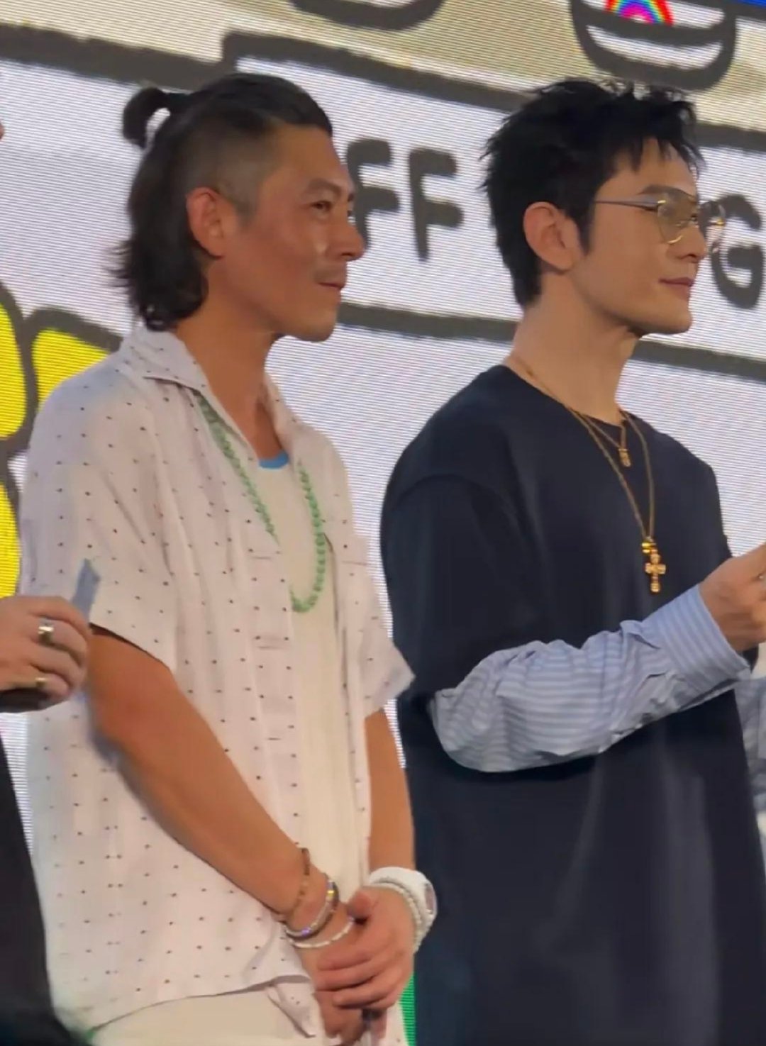 45岁陈冠希和50岁黄晓明在上海一起出席活动，一个显苍老，一个显年轻，同框对比太强烈了。 ​