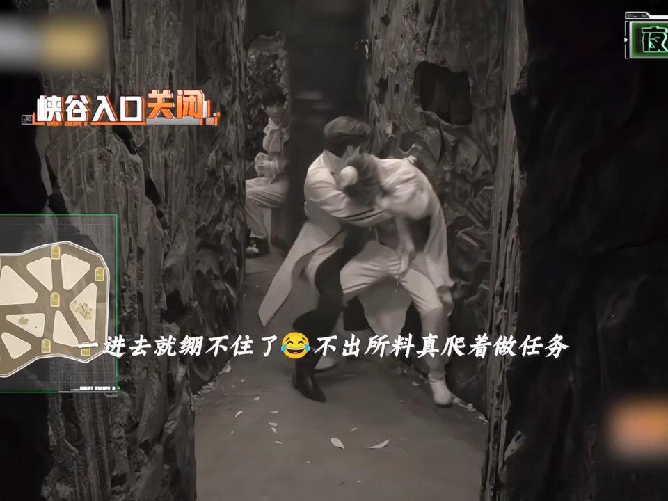 #唐艺昕精准预判陈哲远张真源##陈哲远为张真源被迫做坦# 笑晕密逃这段！唐艺昕一口预判陈哲远张真源需要爬过去，完全猜对。只要一关灯，哥哥就变身坦，全程把真源护在身后，太好笑了[笑cry][笑cry]#密室大逃脱# ​