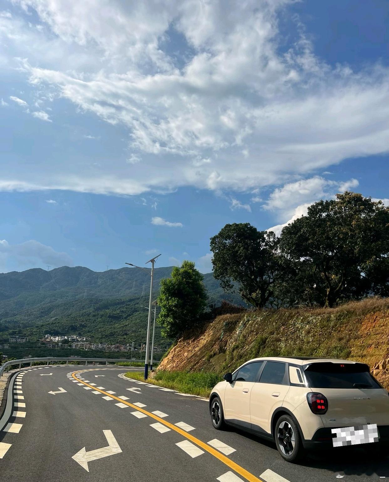#埃安UT##宁德530km家庭主力车# 

很期待新款埃安 UT 宁德版 530km 续航。
日常城市通勤，一周充一次电就能搞定，不用频繁跑充电站。周末想跑周边短途露营、自驾游，200km 左右的出游范围完全覆盖，彻底摆脱续航焦虑。
以前出门总要提前规划充电桩，有 530km 扎实续航，周末微度假可以说走就走，想去郊 ​