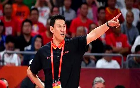 北京首钢这回手里抓着一把好牌，可李楠教练接手的根本不是什么稳妥的阵容，简直是一锅随时准备炸开的粥
 

周琦要在内线要球，陈盈骏离不开球权，曾凡博盯着出手次数，新来的布朗刚上场就敢直接绝杀
 

场上就一个篮球，谁愿意心甘情愿当绿叶
 

球星多压根不等于好打，麻烦的是每个人都有自己的道理，偏偏球权