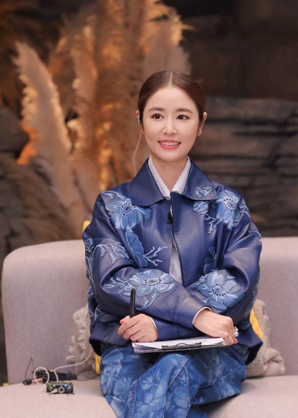 林心如50岁微胖反而更高级？开衫配白裤穿出贵妇范，差点没认出 ​